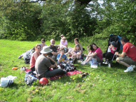 Familie enjoying a picnic on the field
